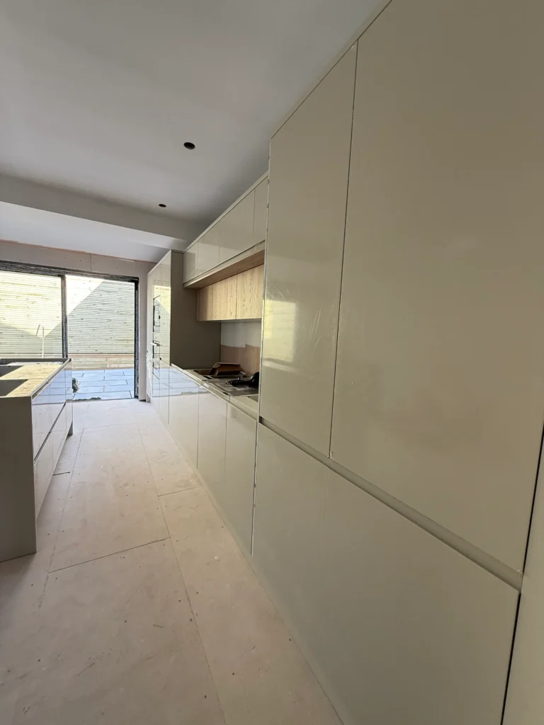 Custom kitchen cabinets offering optimised storage and functionality in Howdens kitchen.